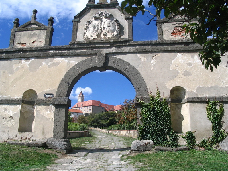 castle, styria, sunlight, building, the past, architecture, austria, built structure, 1080P, tree, gate, courtyard, sky, riegersburg, stone wall, building exterior