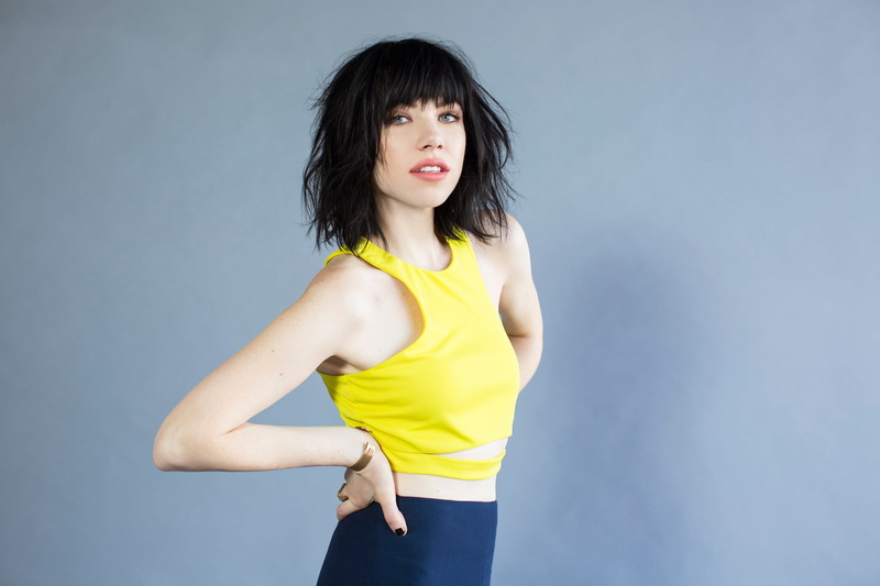 Carly Rae Jepsen, brunette, short hair, 1080P, women, singer, dark hair, Canadian, simple background