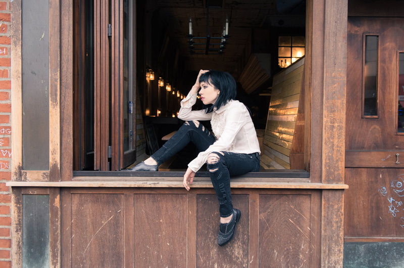 torn jeans, Carly Rae Jepsen, 720P, brunette, short hair, singer, women outdoors, Canadian, women, dark hair