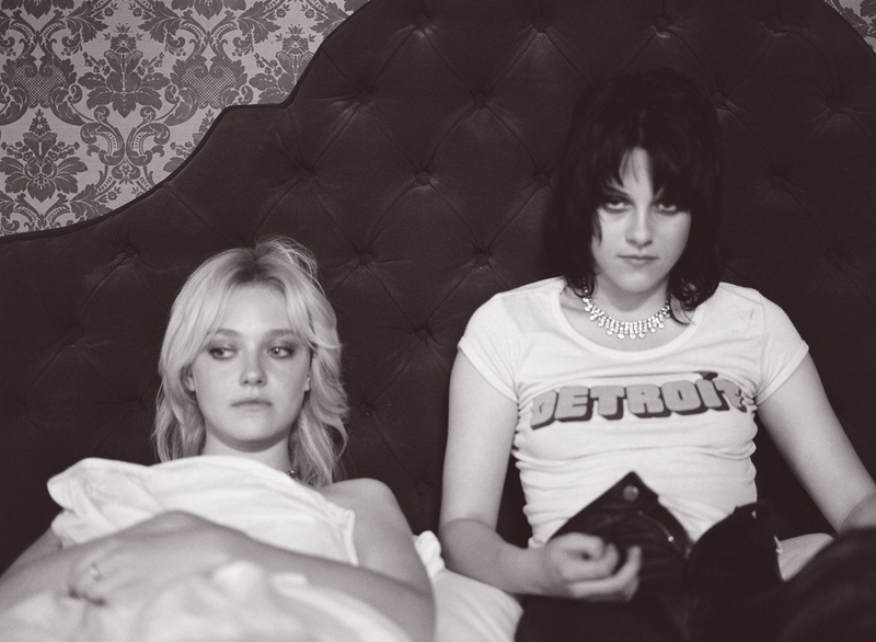 looking at camera, blond hair, 720P, Movie, girls, Kristen Stewart, sadness, The Runaways, emotion, teenager, Dakota Fanning, lifestyles, family, females