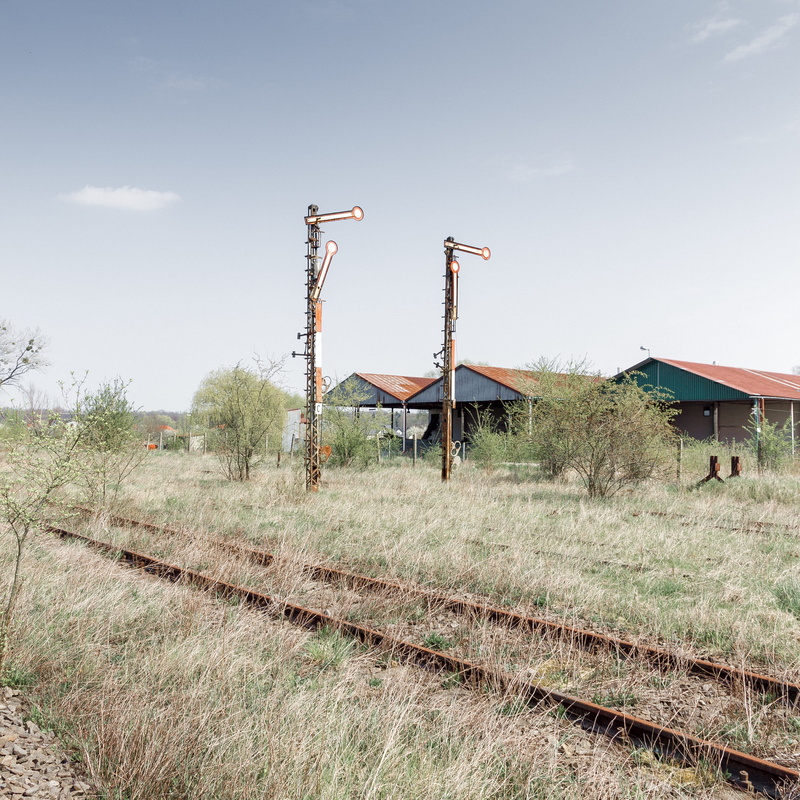track, day, cross-process, rust, nature, railroad track, misery, outdoors, desaturated, rusty, old, built structure, abandoned, tracks, semaphore, building exterior