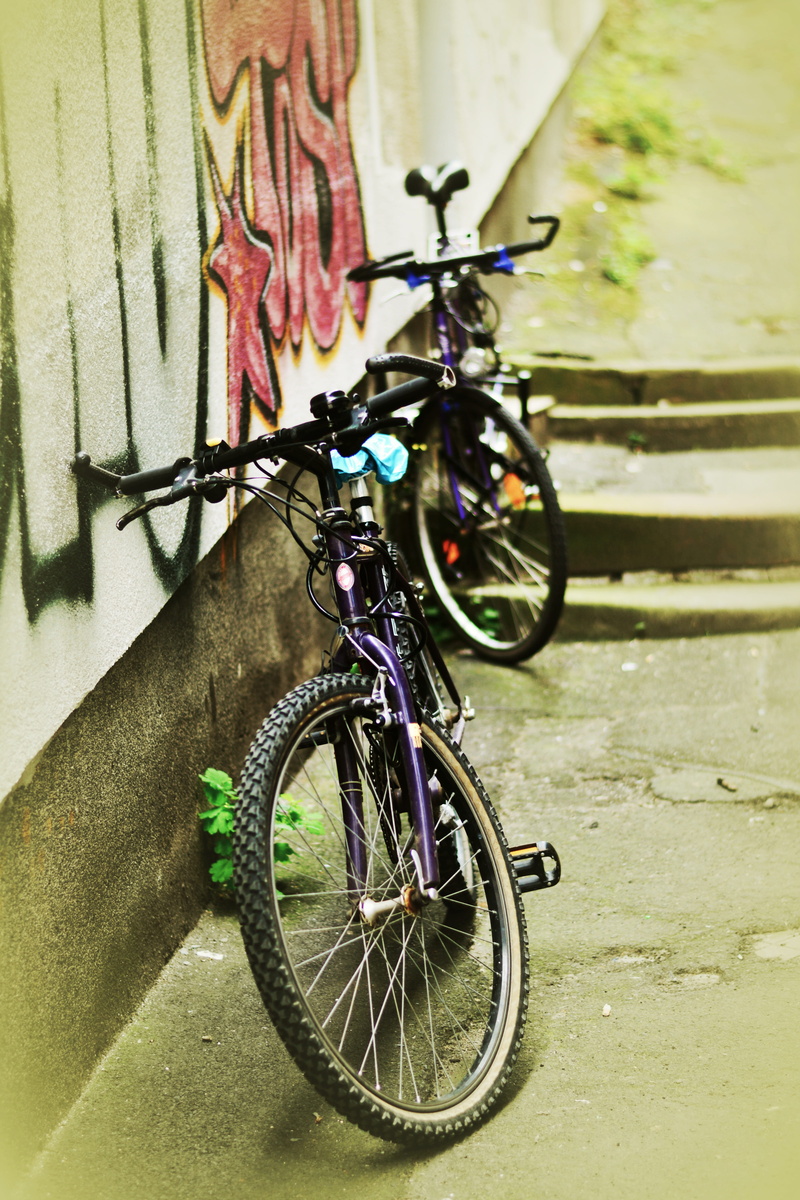 stationary, architecture, outdoors, metal, Turn Off, bicycle, city, hauswand, day, sunlight, shadow, city Life, old-fashioned, graffiti, nature, parking