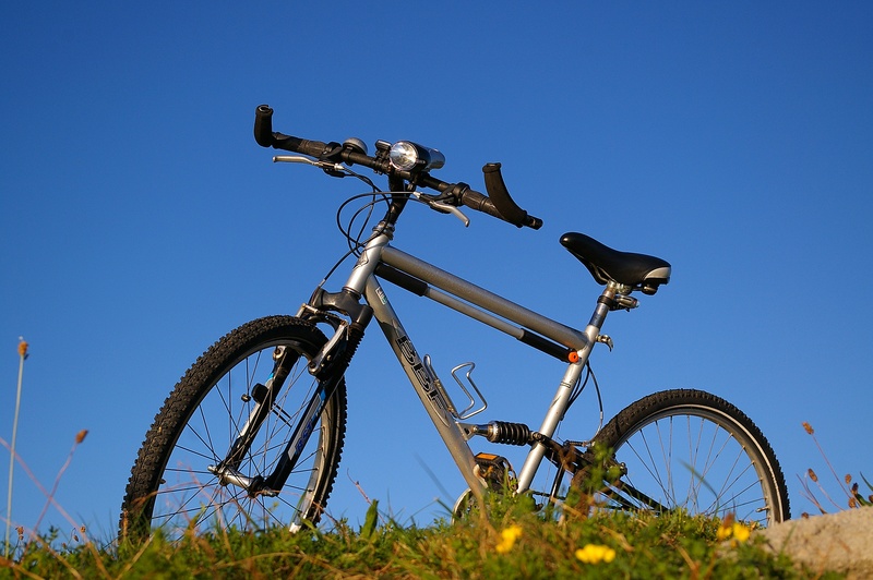 handlebars, summer, sunlight, hardtail, travel, copy space, blue sky, two wheeled vehicle, 2K, holiday, outdoors, grass, bicycle tour, front wheel, bicycles