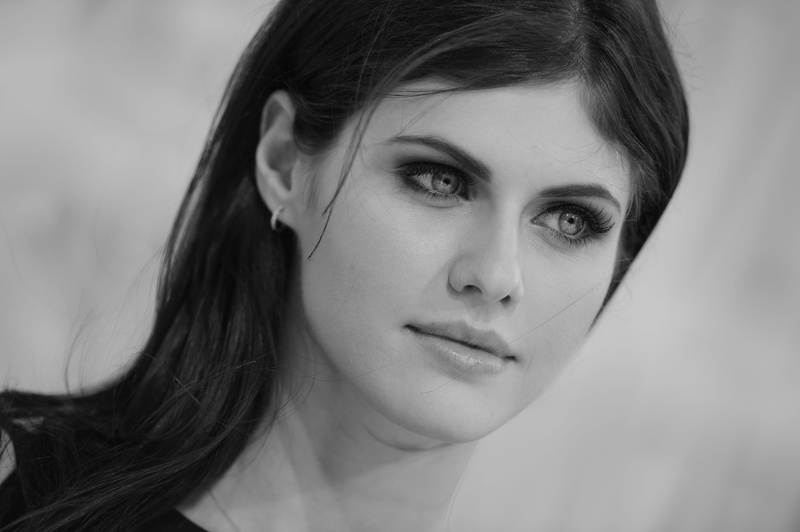 young women, women, monochrome, portrait, adult, face, depression - sadness, looking, 2K, body part, contemplation, human face, Alexandra Daddario, headshot