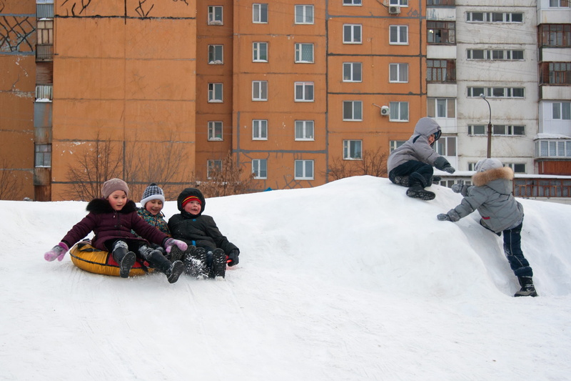 frost, building exterior, boy, winter, female, ze, joy, season, child, group of people, females, women, architecture, clothing, positive emotion, active