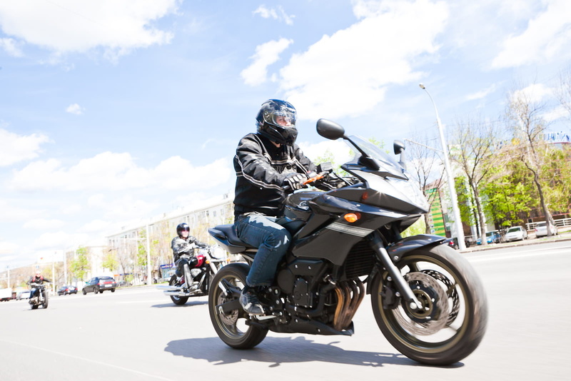 full length, lifestyles, speed, cloud - sky, driving, sport, motor, real people, riding, casual clothing, adventure, 720P, person, city, sky, street, adult