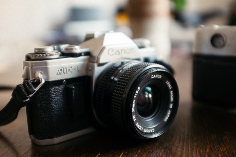 photographic equipment, digital camera, close-up, no people, photography Themes, ae, technology, canon, slr camera, indoors, single Object, home video camera