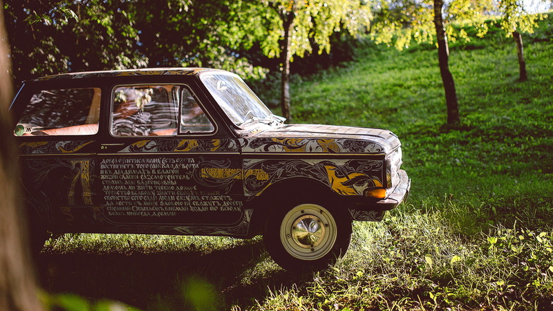motor vehicle, plant, land vehicle, transportation, tree, retro styled, outdoors, field, antique, green color, sunlight, mode of transportation, depth of field