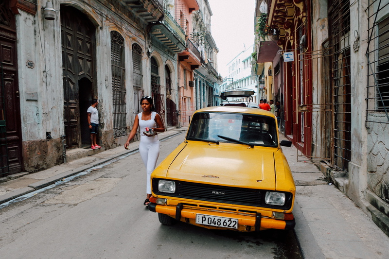 car, transportation, serce, city, land vehicle, parked, city street, yellow taxi, white, real people, taxi, built structure, travel, street, day, city life