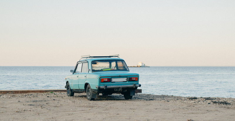 sea, water, ocean, horizon, sedan, kama, land, motor vehicle, travel, beach, horizon over water, sky, old, clear sky, lake, copy space, holiday, day, transportation