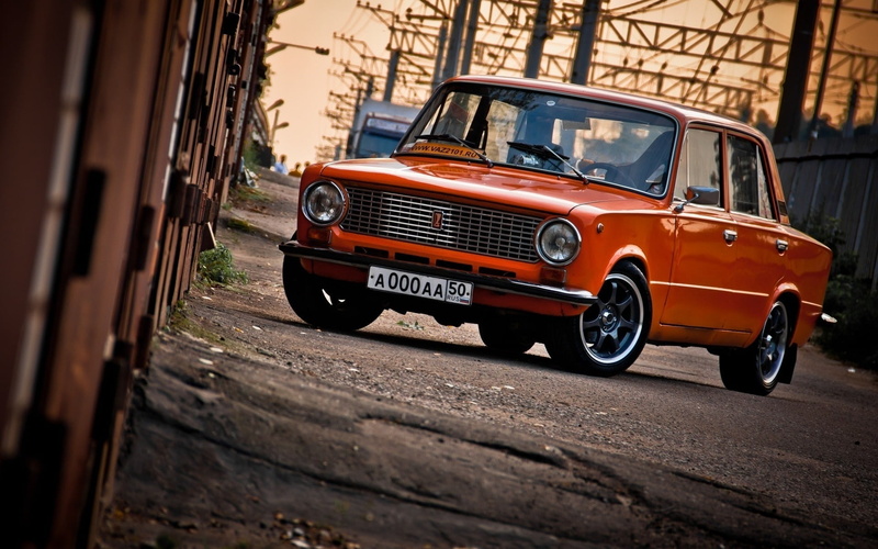 old, transportation, outdoors, 1080P, street, built structure, car, Cars, Other, day, vases, building exterior, stationary, city, red, sedan, selective focus