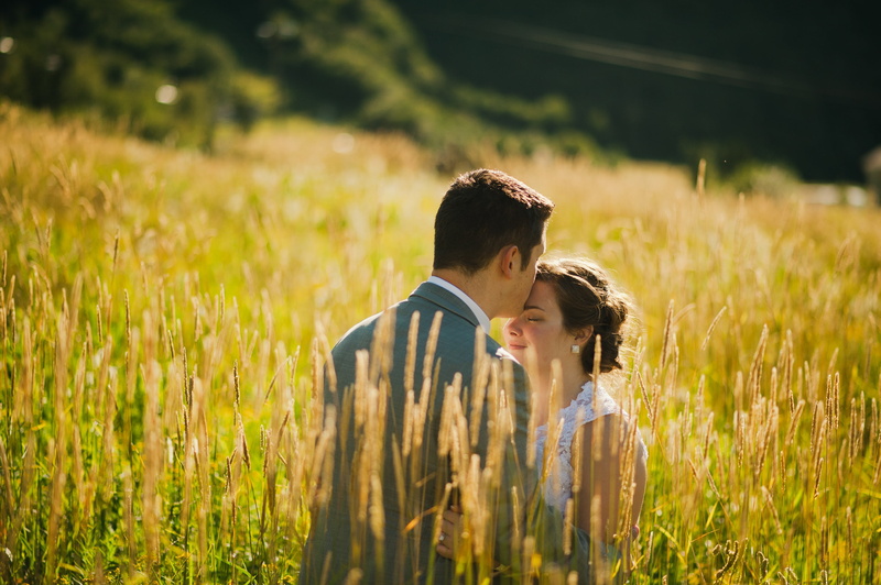 women, young adult, kiss, grass, couple, love, shallow, land, happiness, sunny, sunlight, outdoors, 2K, nature, sky, two people, plant, bonding, adult