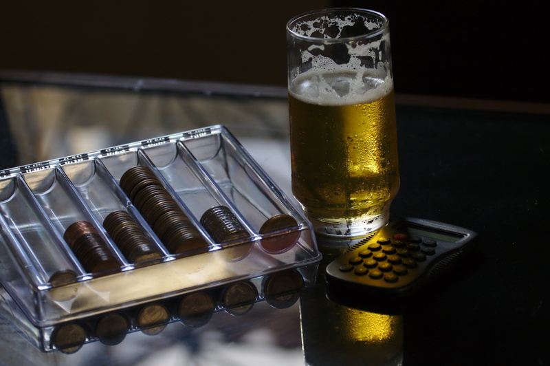 beer - alcohol, tray, glass, beer glass, close-up, indoors, focus on foreground, savings, salary, still life, 4K, working, household equipment, no people