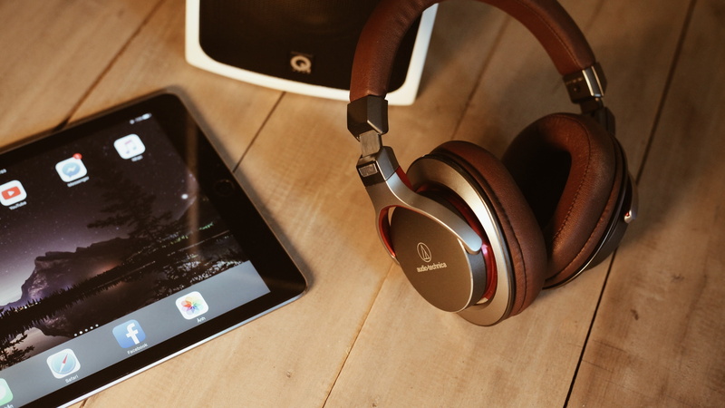 listening, Technology, 4K, still life, table, audio technica, ipad, communication, flooring, portable information device, no people, connection, wireless technology