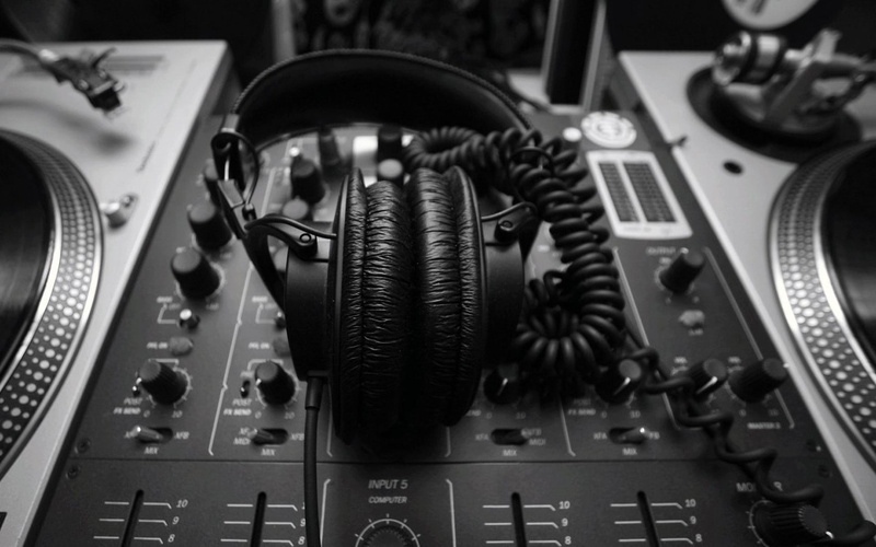 connection, music, control panel, complexity, no people, equipment, close-up, 720P, transportation, high angle view, indoors, control, audio technica