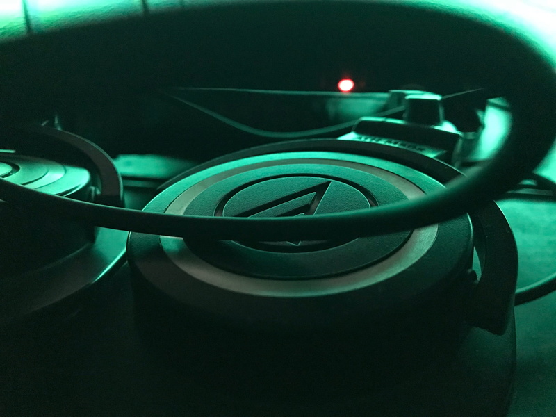 audiotechnica, technology, ath-m50, connection, circle, table, technica, sound, large group of objects, still life, audio technica, recording, high angle view