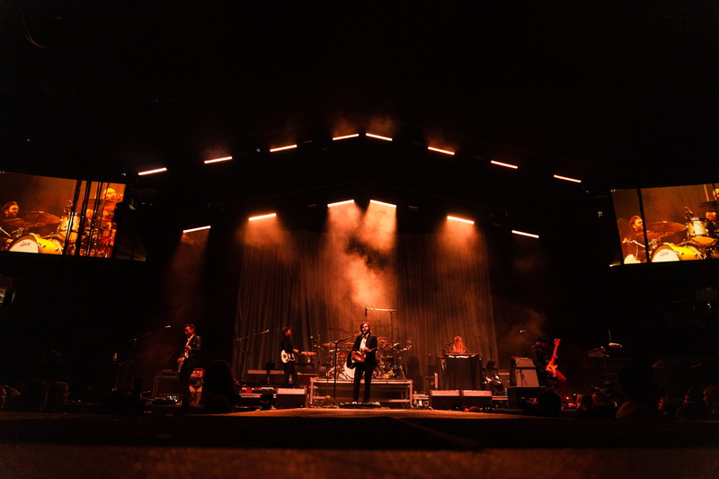 live performance, crowd, celebration, screen, indoors, group, singer, light, entertainment, musicians, built structure, men, sitting, nightlife, 5K, playing