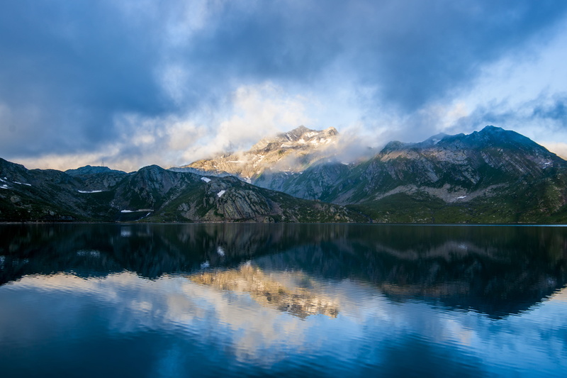 blue, snow, non-urban scene, beauty In Nature, sky, color Image, scenics, cloudy, outdoors, mountain, body of water, cloud, water, white, idyllic, landscape