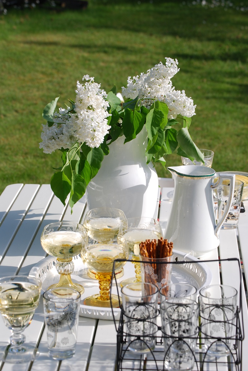 flower head, flower arrangement, food and drink, table, household equipment, flowering plant, summer, nature, white color, no people, wedding, vase, day