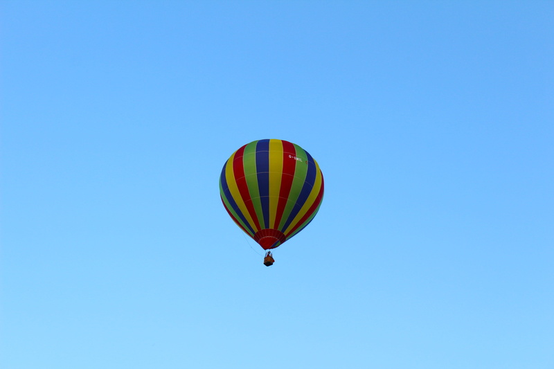 air vehicle, low angle view, balloon, mode of transportation, colourfull, flying, hot air balloon, copy space, height, transportation, parachute, extreme sports