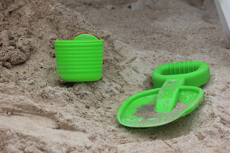 Toy, vacations, Beach, outdoors, Sand, 1080P, nature, holiday, close-up, day, container, Mold, beach toy, gardening, watering can, plastic, trip, high angle view
