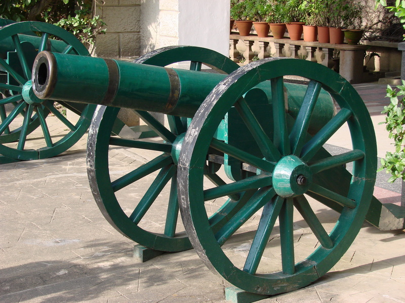 landmark, Antique, 2K, military, wheel, gun, conflict, outdoors, Cannon, wagon wheel, transportation, army, day, sunlight, history, green color, nature