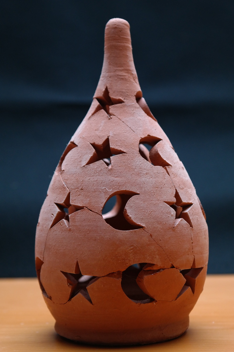 face, single object, indoors, anthropomorphic face, ceramic, food, creativity, sound, halloween, craft, no people, windlight, table, food and drink, close-up