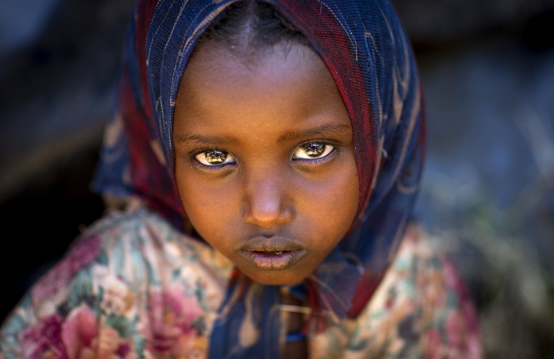people, social issues, Eric Lafforgue Photography, Yabelo, human face, red, 1080P, close-up, blue, portrait, headshot, girls, offspring, Ethiopia, looking at camera