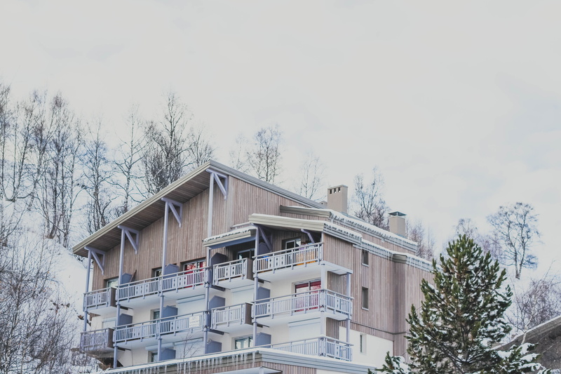 building exterior, tree, residential district, 5K, outdoors, forest, architecture, sky, les deux alpes, coniferous tree, housing, nature, winter, built structure