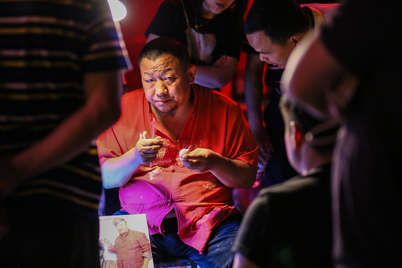 5K, women, nightlife, indoors, clay, hou hai, real people, selective focus, group, young adult, craftsman, group of people, street, clothing, men, leisure activity