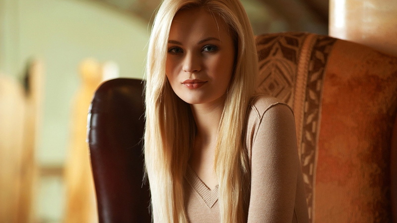 long hair, Blonde, 1080P, relaxation, beautiful people, beautiful woman, casual clothing, lifestyles, hairstyle, young adult, looking, indoors, hair, beauty
