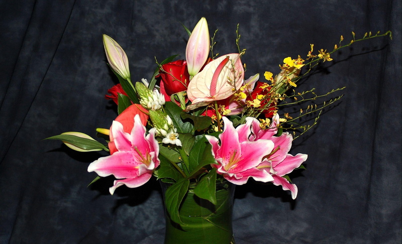 flower arrangement, inflorescence, season, green Color, vase, decoration, vulnerability, beauty In Nature, petal, springtime, purple, plant, table, flowering plant