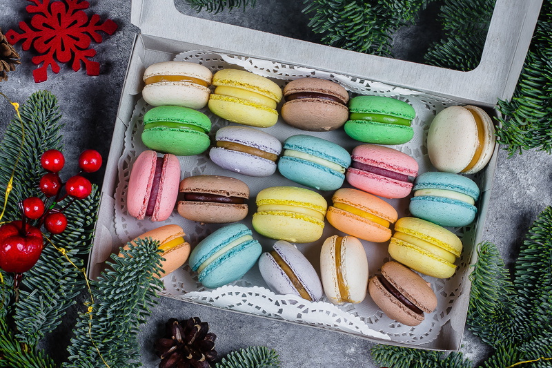 dessert, fir-tree branches, fir tree, 4K, macaroon, colorful, almond, christmas, macaron, decoration