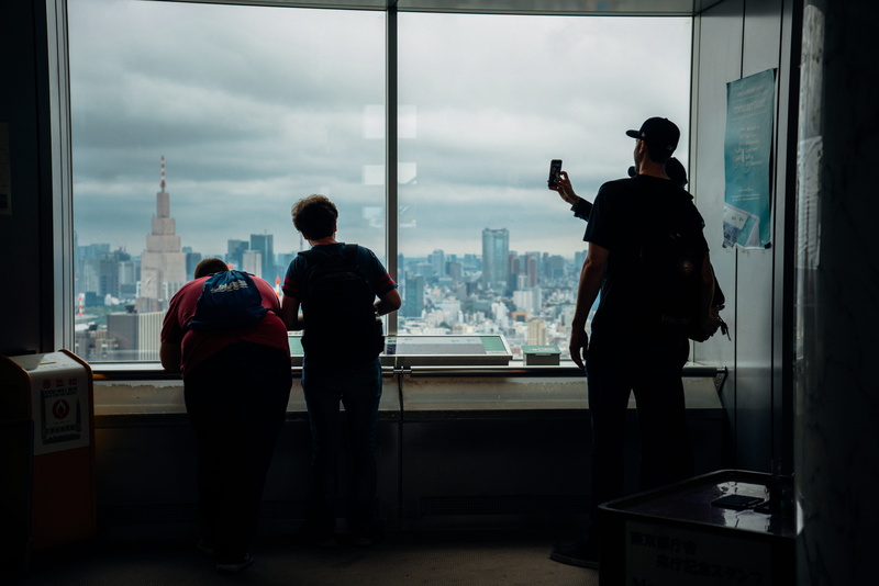 group of people, shinjuku-ku, glass - material, men, rear view, technology, window, real people, lifestyles, skyline, 8K, indoors, candid, viewpoint, city