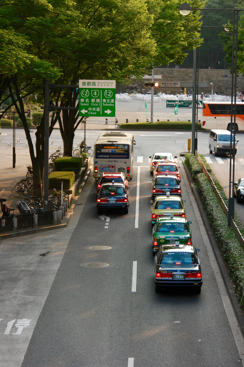 outdoors, communication, mode of transportation, car, text, plant, shinjuku-ku, 5K, traffic, day, tree, transportation, incidental people, city, road