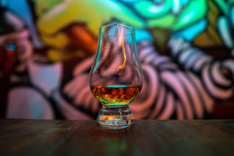 indoors, transparent, fingers, food and drink, kaitei, bar - drink establishment, 5K, nightlife, scotch, omaha, wood - material, household equipment, refreshment