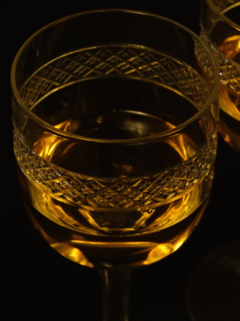liquid, gold Colored, glass - material, still life, brandy, 5K, whiskey, no people, wineglass, white wine, household equipment, wine, bourbon Whisky, table
