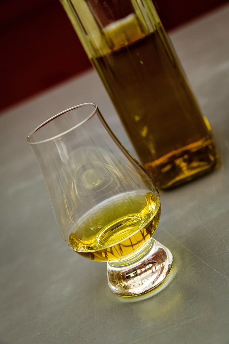 table, no People, drinkers, crystal glass, Alcohol, glass - Material, drink, Whiskey, whiskey sour, whiskey glass, container, addiction, drinking Glass