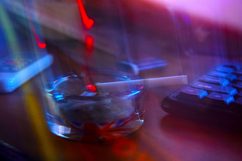 glass, desk, nightlife, bokeh, 4K, smoking, focus on foreground, cig, drink, table, drinking glass, cigarette, still life, smoke, alcohol, refreshment