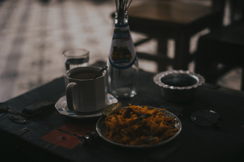 blur, indoors, plate, photo, close, cup of coffee, coffee mug, close-up, mug, drinking glass, kitchenware, no people, high angle view, coffee, restaurant