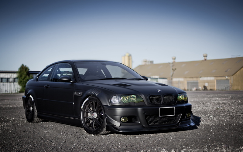 gray, parking, building exterior, wheel, 4K, motor vehicle, architecture, focus on foreground, tire, mode of transportation, luxury, BMW, clear sky, black