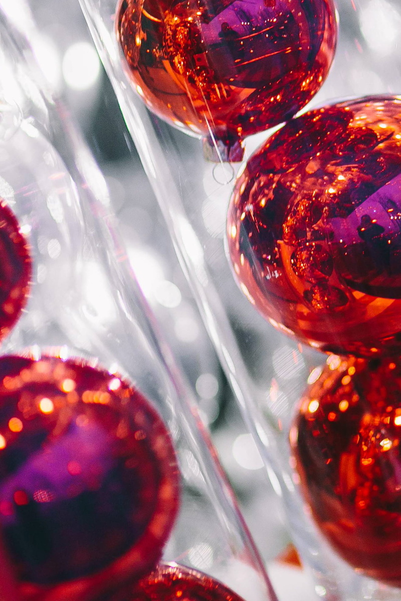 plastic, glass - Material, selective focus, christmas, glass, bauble, red, shiny, Red Christmas, christmas ornament, food and drink, party - Social Event
