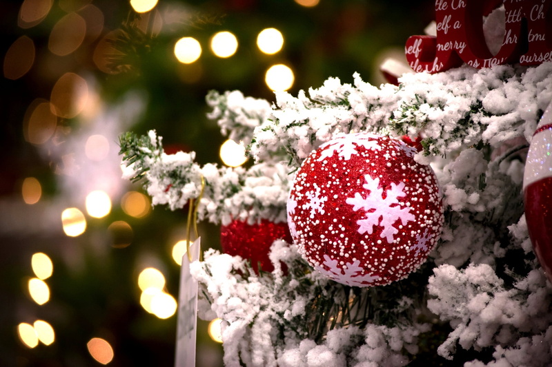 white, bauble, red, celebration, christmas Decoration, decor, Christmas, snowing, defocused, christmas Tree, 1080P, snowflake, lighting Equipment, sphere
