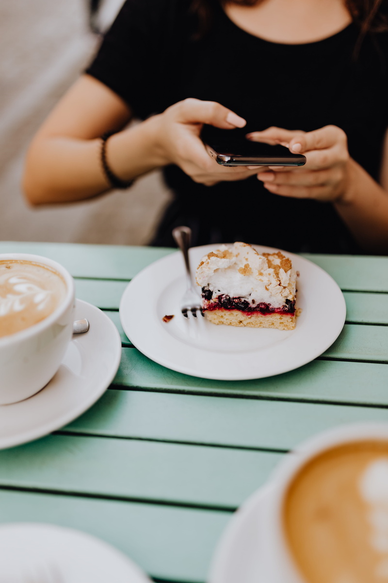 midsection, hand, coffee cup, real people, adult, dessert, cafe, portable information device, food and drink, 5K, coffee, grafconf, friends, holding, sweet
