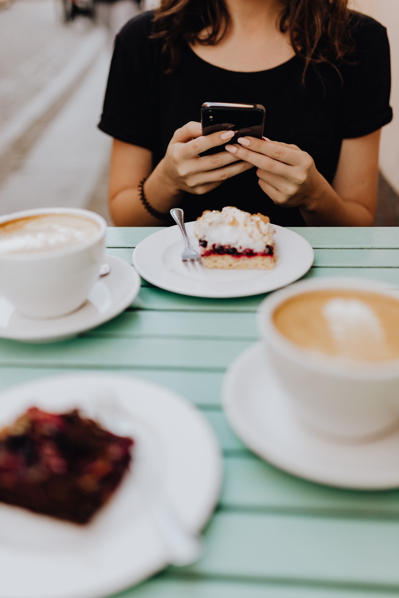 indoors, late, one person, eating, cup, mobile phone, grafconf, cafe late, real people, lunch, holding, cafeteria, front view, friends, mug, plate, crockery