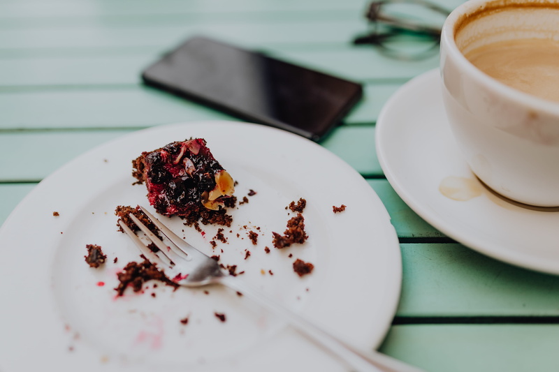 cake, lunch, mug, sweet food, drink, coffee - drink, coffee cup, plate, table, time, refreshment, cafe, coffee, cup, eating utensil, still life, food, indoors