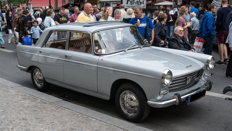 motor vehicle, road, vintage car automobile, old car, day, large group of people, limousine, chrome, vehicle, land vehicle, 404, men, automotive, women