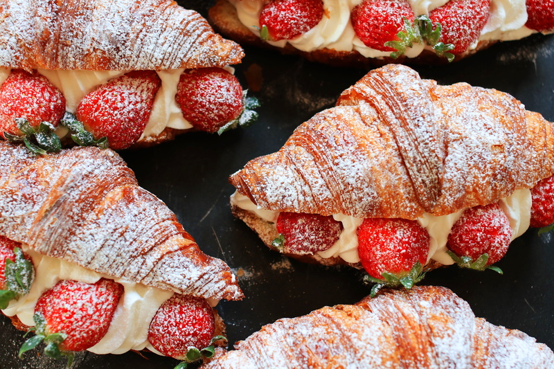 dining, delicious, traditional, bakery, cream, 5K, salt, full frame, indulgence, baked, berry fruit, plate, bread, eating, menu, croissants, strawberry