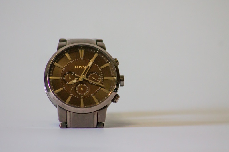 product, design, metal, promotion, modern, shop, watch, pointing, men, directly above, fossil, time, no people, single object, ecommerce, black, online