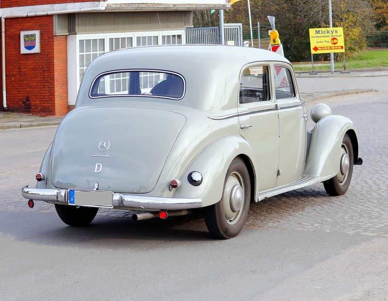 no people, day, white color, transportation, companions, street, outdoors, mercedes, vintage car automobile, stationary, old, auto, symbol, mode of transportation